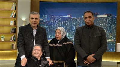 بعد اصابته بمرض نادر.. واحد من الناس يهدي الفنان عمرو محمد علي 