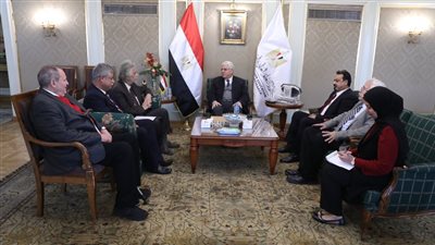 وزير التعليم العالي يلتقي نقيب الأطباء لبحث آليات التعاون المشترك