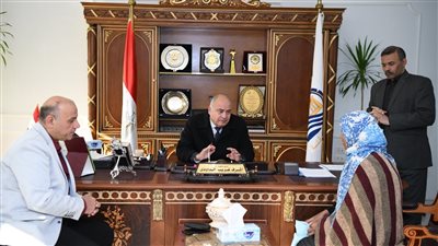 محافظ قنا يواصل إستقبال المواطنين بمكتبه لبحث شكواهم 