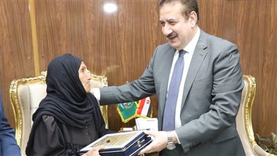 محافظ المنوفية يكرم الحاجة زبيدة بعد محو أميتها في الـ87