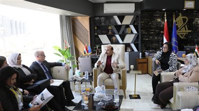 محافظ أسوان يلتقي بوفد المعونة الأمريكية