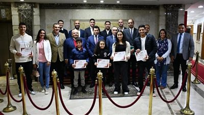 وزير الرياضة يلتقي مجموعة من أبطال مصر في رياضة الإسكواش بحضور رئيس الاتحاد