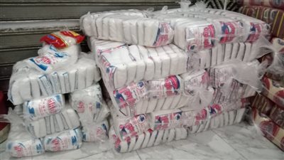 ضبط مركز تجميع السكر المدعم لإعادة تغليفه وبيعه بالسوق السوداء بالمنوفية