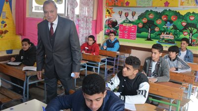 محافظ القليوبية يتفقد سير امتحانات الشهادة الإعدادية بمدارس بنها وكفر شكر