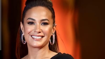 دون مكياج.. أحدث ظهور للنجمة هند صبري (صورة)