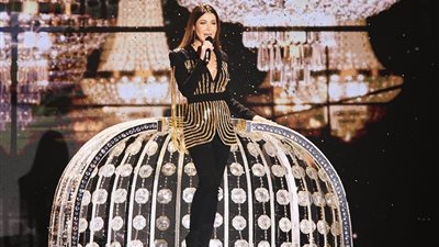 متألقة وقمر كالعادة.. الشاعر أمير طعيمة يشيد بجاذبية نانسي عجرم في 