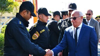 محافظ بورسعيد يضع إكليلا من الزهور على النصب التذكاري بمقر قوات الأمن