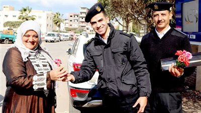 الضباط والأفراد ببني عبيد يوزعون ورود وشيكولاتة على المواطنين بمناسبة عيد الشرطة (صور)