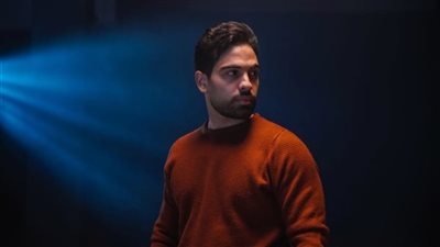 أحمد فريد يحتفل بـ تخطي أغنيته الجديدة 