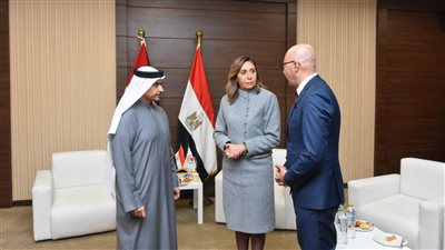 رئيس هيئة الشارقة للكتاب يلتقي وزيرة الثقافة ويهديها آخر مؤلفات حاكم الشارقة