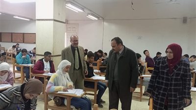 نائب رئيس جامعة بنها يتفقد الامتحانات بكلية الطب البيطري