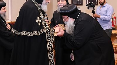 الأنبا بيمن يزور قداسة البابا تواضروس للاطمئنان على صحته