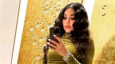 بفستان مخملي أنيق.. هيفاء وهبي تبهر جمهورها بـ جلسة تصوير جديدة