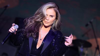 بالصور.. نيكول سابا تتألق في حفل جماهيري على بحيرة متحف الحضارة بالقاهرة