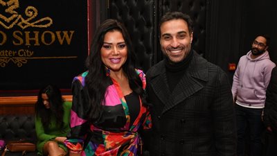 أحمد فهمى ورانيا يوسف يحضران عرض مسرحية 