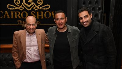 أحمد فهمى ورانيا يوسف يحضران عرض مسرحية 