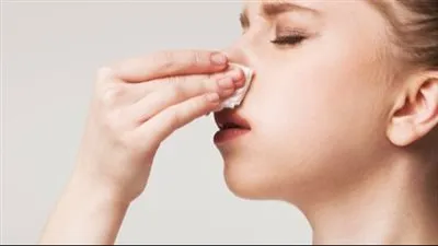 كيف نتعامل مع نزيف الأنف وأسباب العطس المتكرر؟.. طبيب يوضح