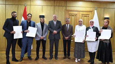 محافظ قنا يكرم 5 أطباء بوحدة سيدي عمر الصحية