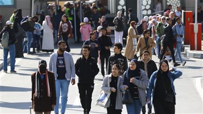 إقبال كبير على معرض القاهرة للكتاب في خامس أيامه.. صور