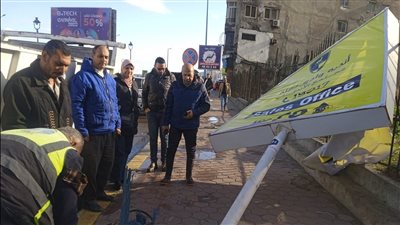الأمطار تتسبب في سقوط لوحات إعلانية على كورنيش الإسكندرية (صور)