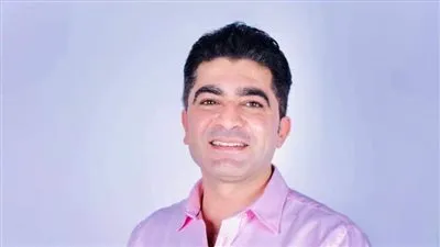 فادي خفاجة يروج للمسرحية 