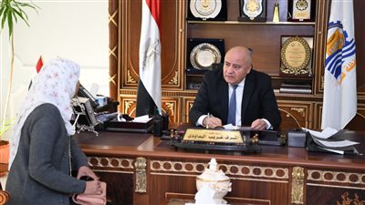 لبحث شكواهم.. محافظ قنا يستقبل 50 مواطنا بمكتبه 