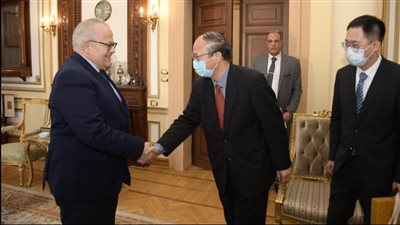 رئيس جامعة القاهرة يستقبل المستشار التعليمي الصيني