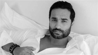 كريم فهمي يحتفل بتوقيع روايته 