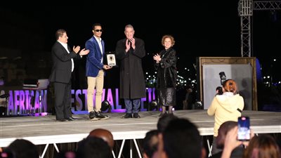 محمود حميدة يسلم محمد رمضان تكريمه بافتتاح مهرجان الأقصر بدورته الـ 12(صور)