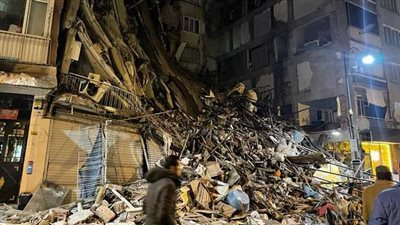 عاجل.. 53 قتيلا وانهيار 130 مبنى في تركيا بسبب الزلزال المدمر 