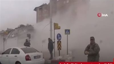 شاهد.. لحظة انهيار مبنى جراء الزلزال بمدينة ملطية التركية