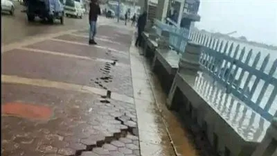 بسبب الأمواج.. تشقق رصيف كورنيش الإسكندرية (صور)