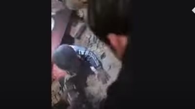 شاهد.. لحظة إنقاذ طفل سوري من أسفل أنقاض مبنى دمر بفعل الزلزال