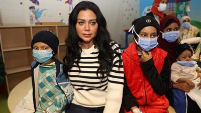 رانيا يوسف تدعم مرضى السرطان على هامش فعاليات مهرجان الأقصر للسينما الإفريقية