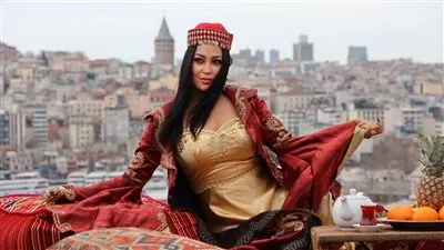 اطلالة جذابة لـ التونسية يسرا مسعودي في اسطنبول