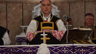 السفير البابوي بمصر يترأس قداس التأبين لوالده المتنيح