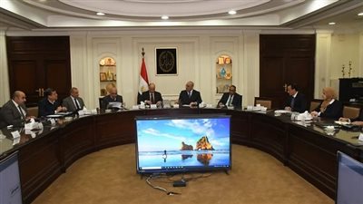 وزير الإسكان ومحافظ القاهرة يستعرضان إجراءات تخصيص الوحدات السكنية بمشروع تطوير 