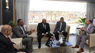 محافظ أسوان يؤكد دعمه لمسيرة نادي المحافظة