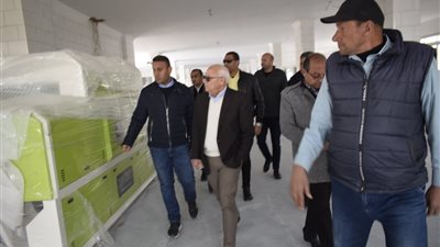 محافظ بورسعيد يؤكد قرب الانتهاء من إنشاء مصنع لإنتاج الأحذية