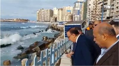 شاهد.. محافظ الإسكندرية يتابع إصلاح التقلبات بسبب موجة الطقس السيئ 