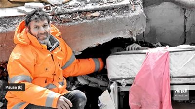 شاهد.. رجل تركي يرفض أن يترك يد ابنته من تحت الأنقاض 