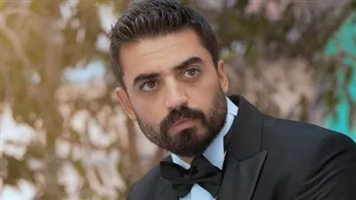 إسلام جمال يحتفل بعيد زواجه الأول على الأضواء الخافتة