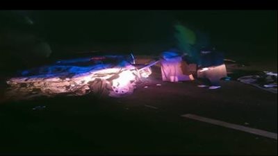 تفاصيل مصرع 6 أشخاص وإصابة 11 آخرين في تصادم سيارتين بطريق الواحات (صور)