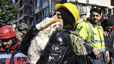 إنقاذ سيدة عالقة تحت الأنقاض لمدة ١٠٣ ساعة بعد نباح كلبتها 