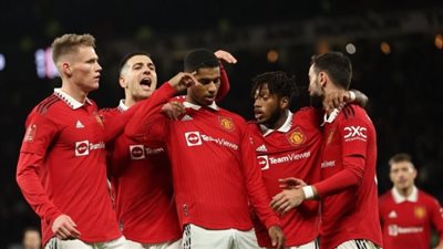 عاجل.. تين هاج يحسمها ويعلن غياب ثلاثي مانشستر يونايتد أمام برشلونة