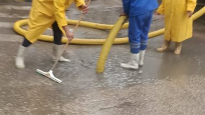 فرق متخصصة من مياه المنوفية لشفط تجمعات مياه الأمطار بأماكن متفرقة