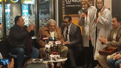 أحسن أب في الدنيا.. أبناء فاروق فلوكس يحتفلون بعيد ميلاده ويهدونه درع تكريم