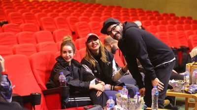 أحمد حلمي يشارك جمهوره كواليس مسرحية 