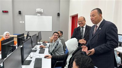 رئيس جامعة المنصورة الجديدة يتفقد اختبارات أساسيات التحول الرقمي (صور)