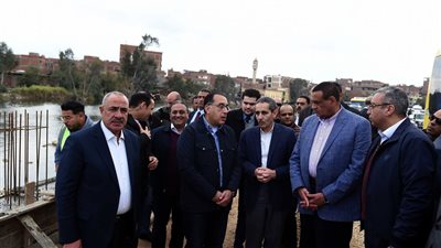 رئيس الوزراء يتفقد أعمال الرصف والتطوير بكورنيش المحلة